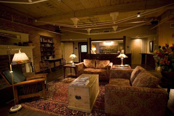 COMMON MAN INN AND RESTAURANT CLAREMONT (Claremont)
